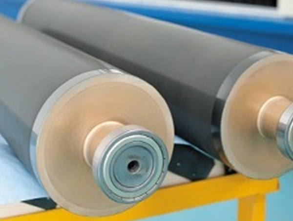 Quels sont les avantages des rouleaux à revêtement en alliage dur dans les applications industrielles ?